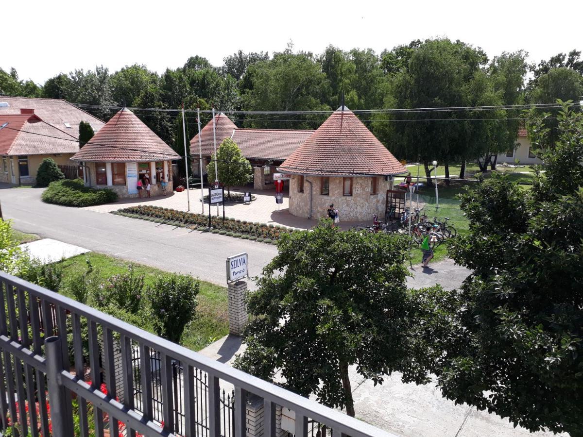 Szilvia Panzio Gyomaendrod Bed & Breakfast ภายนอก รูปภาพ