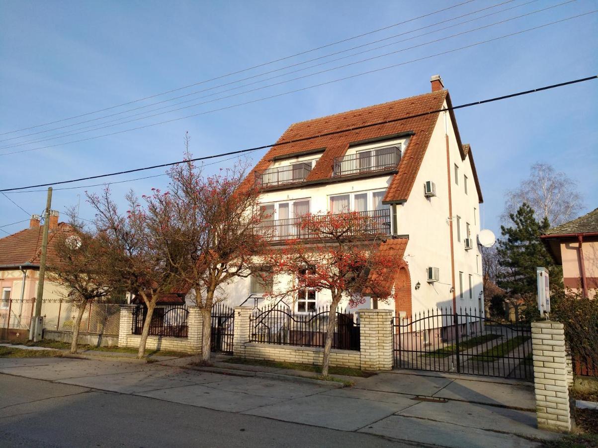 Szilvia Panzio Gyomaendrod Bed & Breakfast ภายนอก รูปภาพ