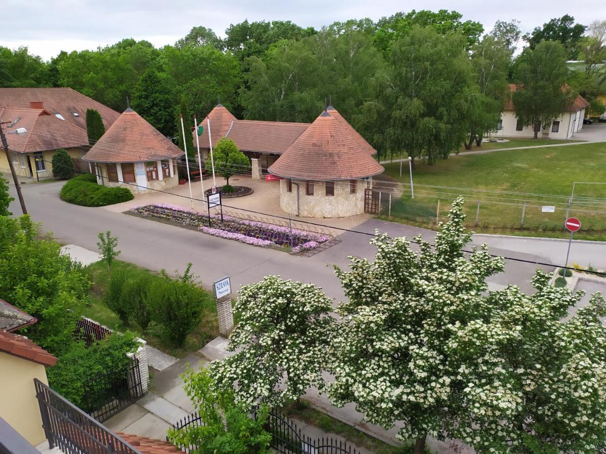 Szilvia Panzio Gyomaendrod Bed & Breakfast ภายนอก รูปภาพ