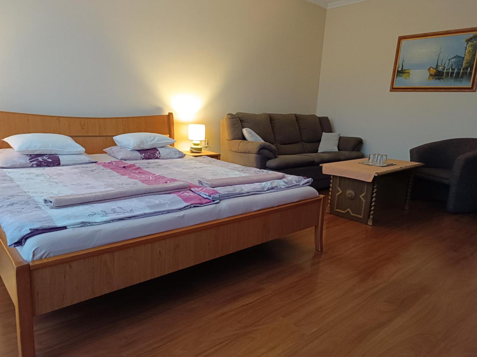 Szilvia Panzio Gyomaendrod Bed & Breakfast ภายนอก รูปภาพ